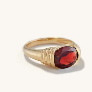 Mejuri- Heirloom ring 14k yellow gold with Garnet stone